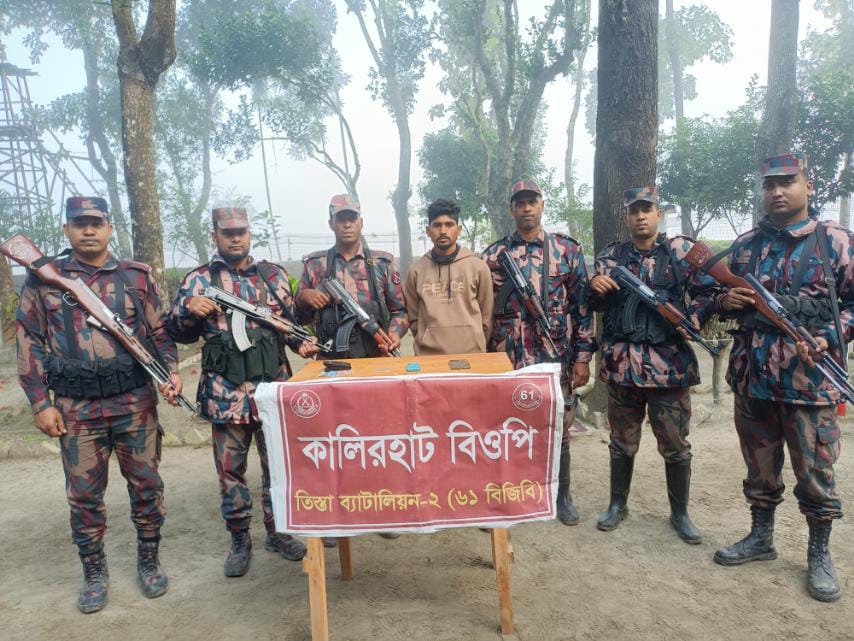 পাটগ্রামে অবৈধভাবে সীমান্ত পারাপারের সময় বাংলাদেশি যুবক আটক