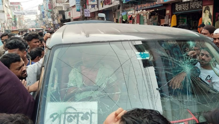 সৈয়দপুরে ভুয়া পুলিশ সন্দেহে পিবিআই সদস্যদের গণপিটুনি, গাড়ি ভাঙচুর