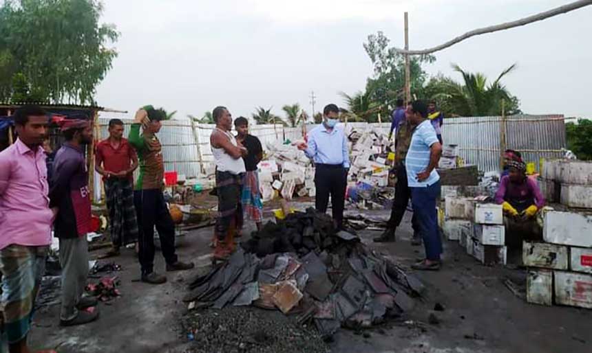 রাণীনগরে পৃথক অভিযানে শিশা কারখানাসহ ৬ প্রতিষ্ঠানকে জরিমানা