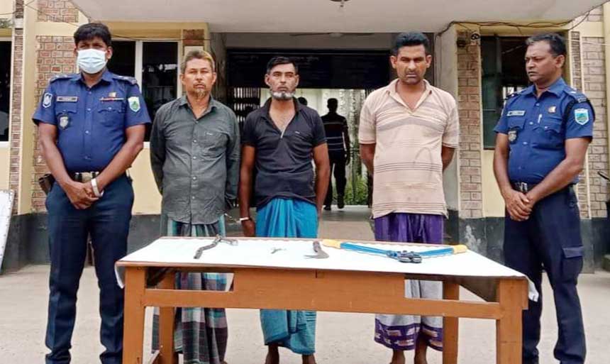 রাণীনগরে দেশীয় অস্ত্রসহ ৩ জন আটক
