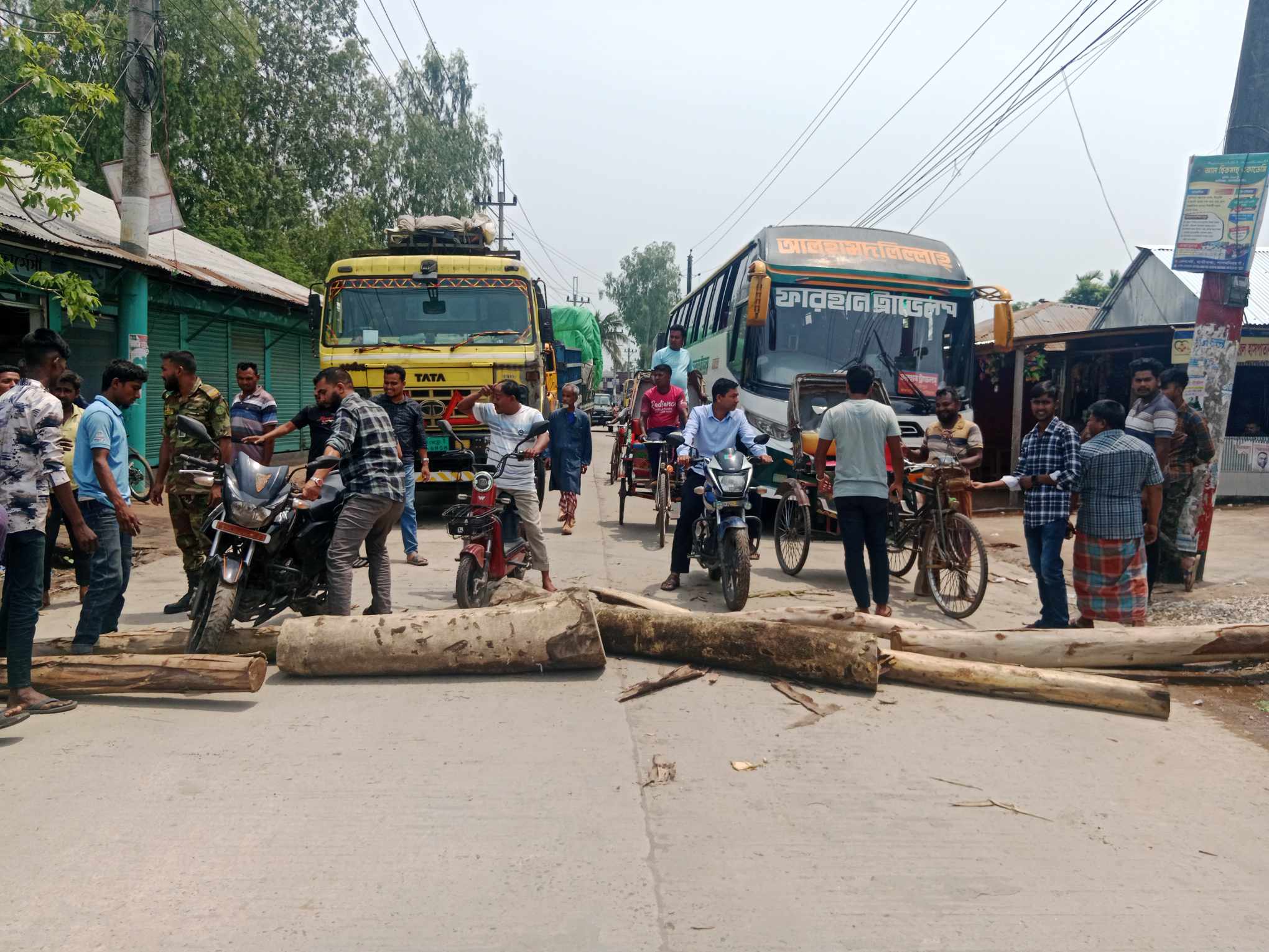 বুড়িমারী এক্সপ্রেস ট্রেনের দাবীতে গাছের গুড়ি ফেলে হাতীবান্ধায় মহাসড়ক অবরোধ