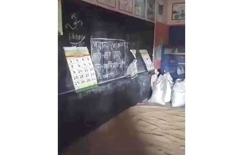 হাতীবান্ধায় সরকারি বিদ্যালয়ের শ্রেণিকক্ষে প্রতিনিয়ত চলছে ধান শুকানোর কাজ