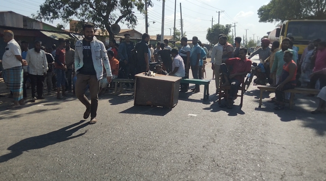 দুই পাইকারী বাজার নিয়ে উত্তেজনা, সড়ক অবরোধ