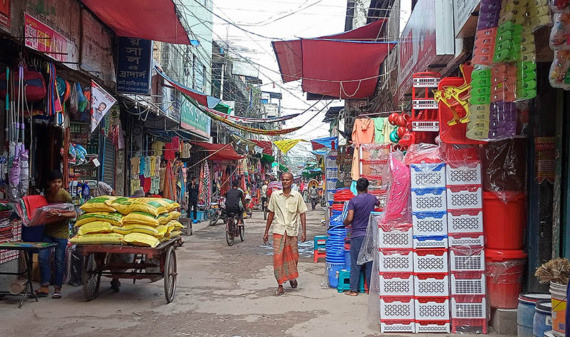 ব্যবসায়িরা দোকানকে বানিয়েছে গুদাম, সড়ককে ব্যবসা প্রতিষ্ঠান!