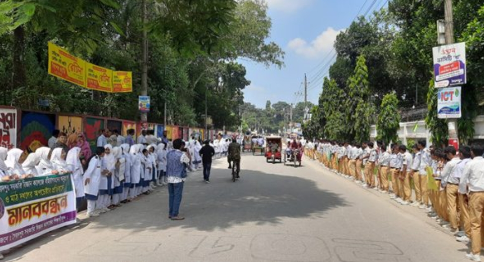 সৈয়দপুরে বহিরাগতদের খেলার মাঠ দখল অপচেষ্টার প্রতিবাদে শিক্ষার্থীদের প্রতিবাদ কর্মসূচি
