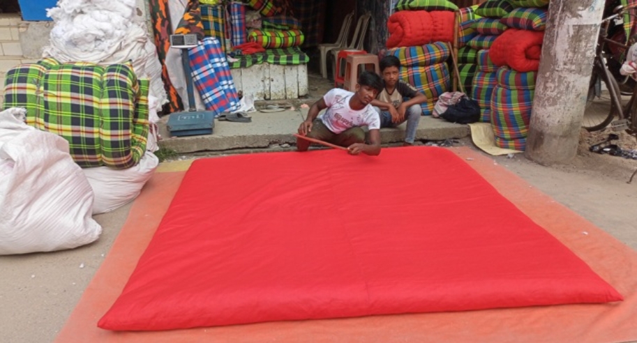 শীতের শুরুতেই লেপ-তোষক তৈরিতে ব্যস্ত সৈয়দপুরের কারিগররা