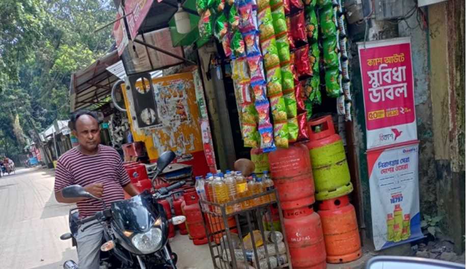 মুদি দোকানে বিক্রি হচ্ছে পেট্রোল-অকটেন, নেই প্রশাসনের নজরদারি