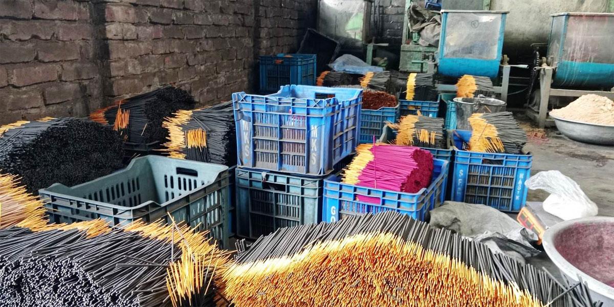 সৈয়দপুরে আগরবাতির সুগন্ধিতে নারীর দিনবদল