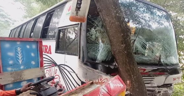 বরিশালে সাকুরা পরিবহন নিয়ন্ত্রণ হারিয়ে খাদে, শিশুসহ আহত ৫