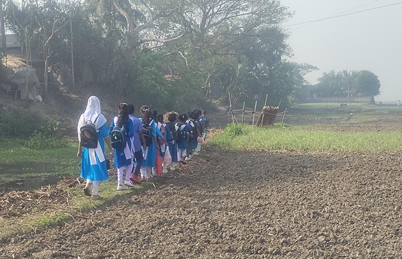 সালথার আপ্তপাড়ায় রাস্তা না থাকায় গ্রামবা‌সীর চরম ভোগা‌ন্তি