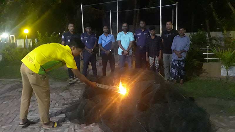 সালথায় চায়না দুয়ারি জাল সহ দুজনকে আটক করেছে পুলিশ