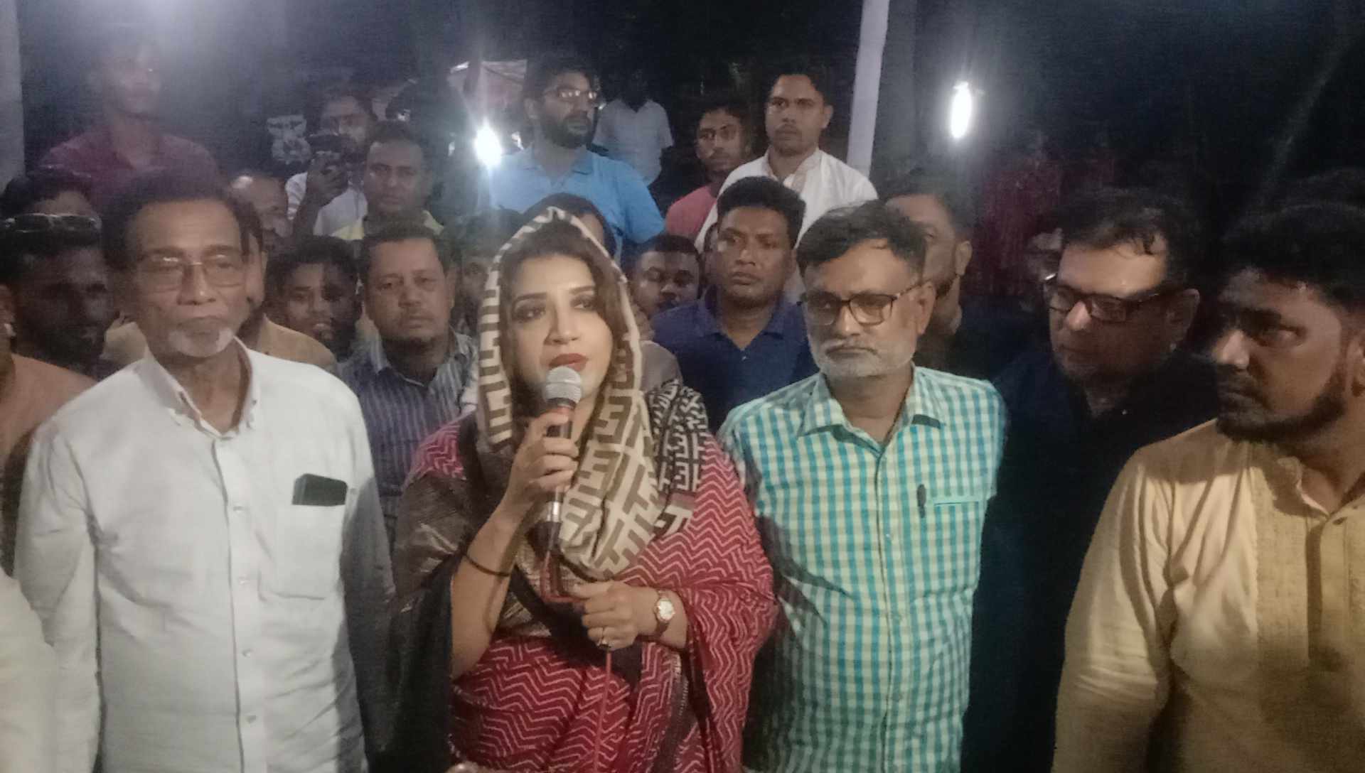 সালথায় বিভিন্ন পূজা মণ্ডপে বিএনপি নেত্রী শামা ওবায়েদ