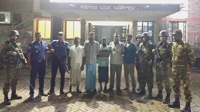 সালথায় যৌথবাহিনীর অভিযানে আটক পাঁচ