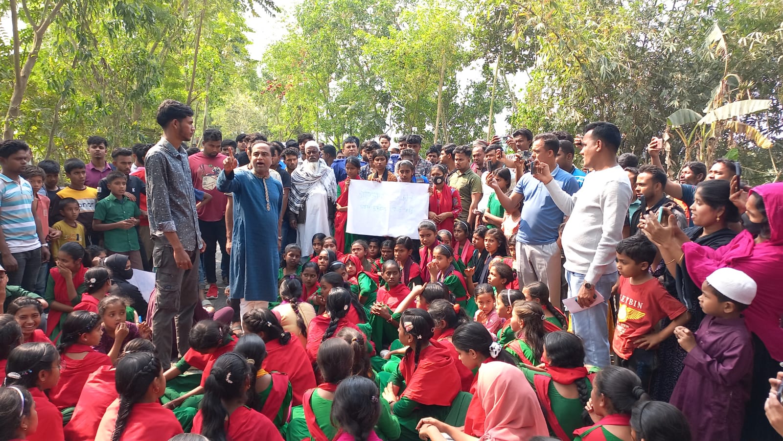 মাহিন্দ্রা চলাচল বন্ধের দাবিতে সালথায় শিক্ষার্থীদের সড়ক অবরোধ