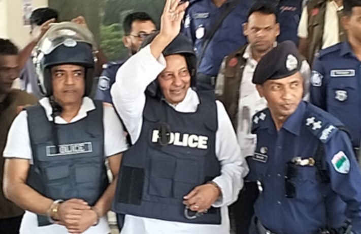 আদালতের ভিতরে হট্টগোল, ইনুর হাতকড়া খুলে দিল পুলিশ