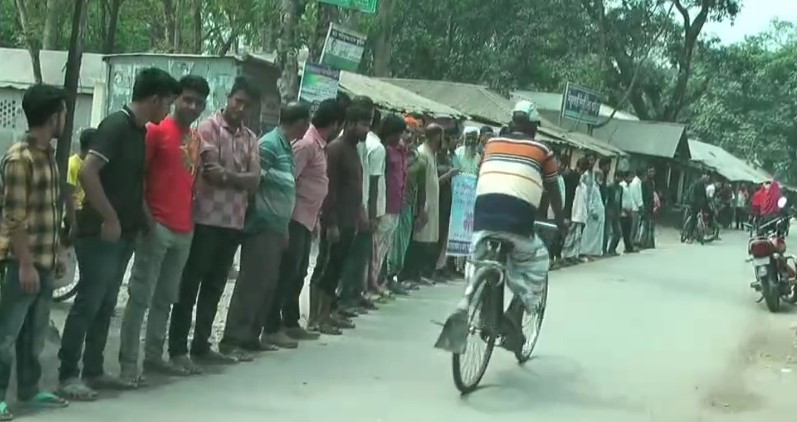 নীলফামারীর জলঢাকায় প্যানেল চেয়ারম্যানের পদত্যাগের দাবিতে মানববন্ধন