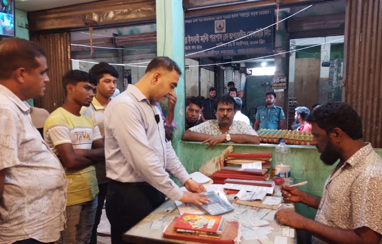 টঙ্গীতে নির্ধারতি দরে ডিম বিক্রি নিশ্চিতকরণে ভোক্তার অভিযান, ৫ দোকানকে জরিমানা