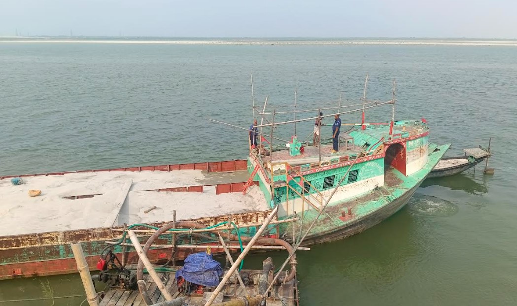 পদ্মা নদী থেকে অবৈধভাবে বালু উত্তোলনকালে নৌকা আটক