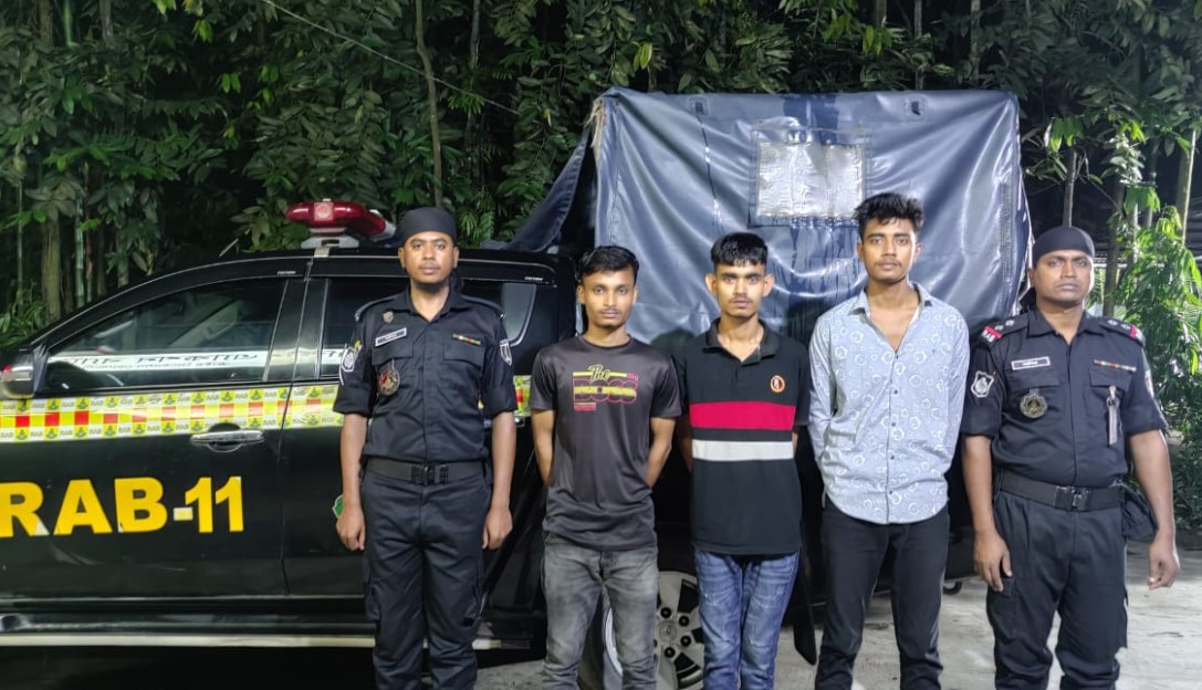 নোয়াখালীতে পৃথক অভিযানে মদ-গাঁজাসহ আটক ৪