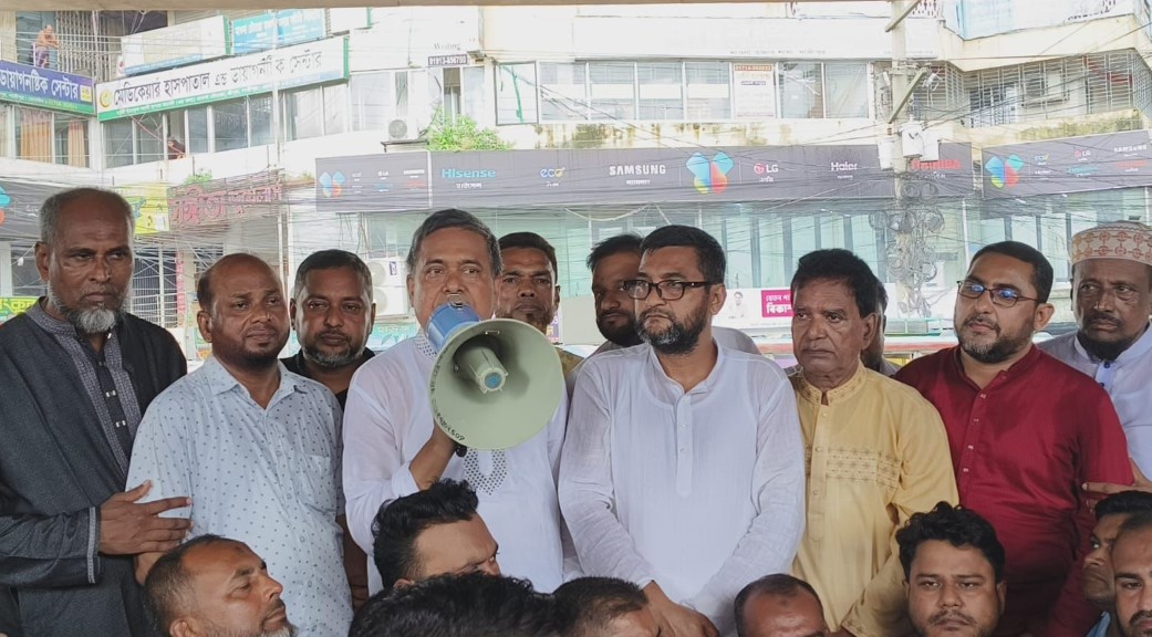 শ্রীপুরে শহীদ হাফেজ শরিফুলের পিতাকে দিয়ে উদ্বোধন করা হলো সংস্কারকৃত পুলিশ বক্স