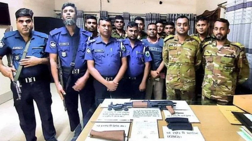 পাবনায় যৌথবাহিনীর অভিযানে একে-৪৭ রাইফেল উদ্ধার