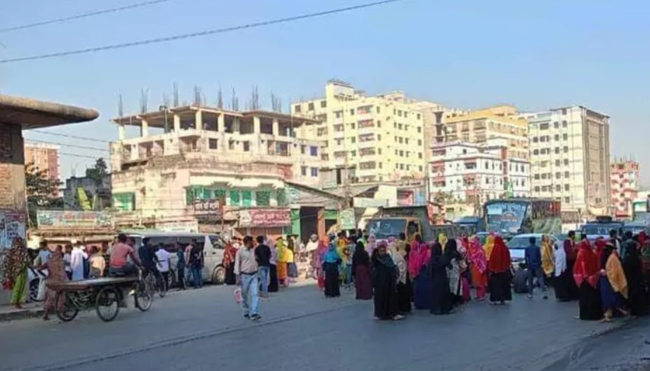 টঙ্গীতে বকেয়া বেতনের দাবিতে মহাসড়কে তারাটেক্সের শ্রমিকরা, অতঃপর প্রত্যাহার