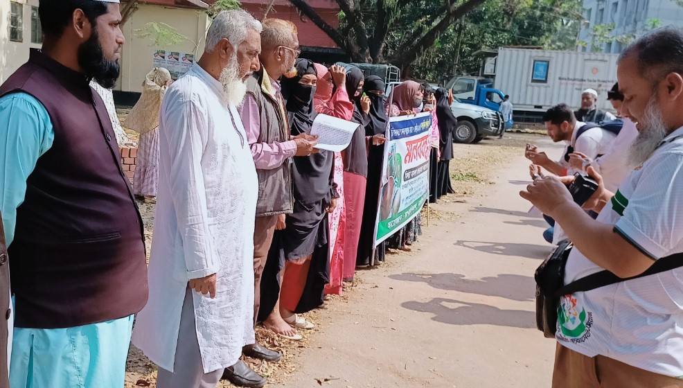 নরসিংদীতে সন্ত্রাসী হামলার প্রতিবাদে মানববন্ধন