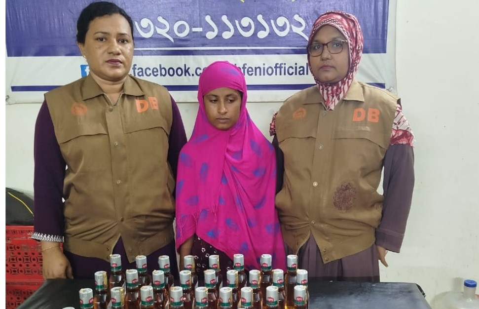 ফেনীতে ডিবি পুলিশের অভিযানে ইয়াবা, বিদেশি মদ ও ধারালো অস্ত্রসহ নারী আটক