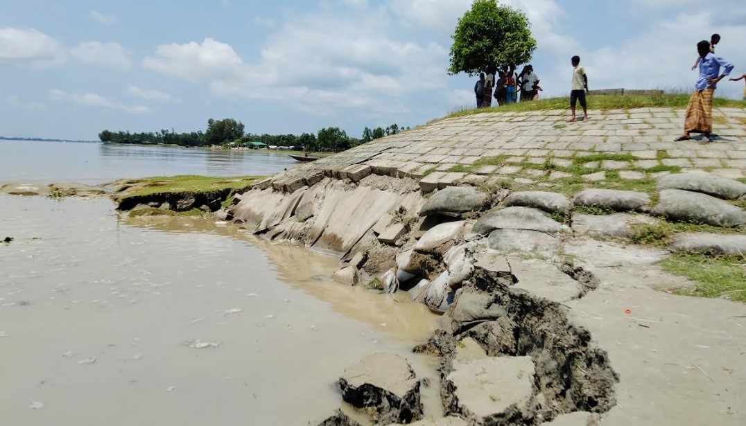 উলিপুরে ৬ কোটি টাকা ব্যয়ে নির্মিত তিস্তা নদীর বাম তীর রক্ষার স্পার বাঁধ ধসে গেছে