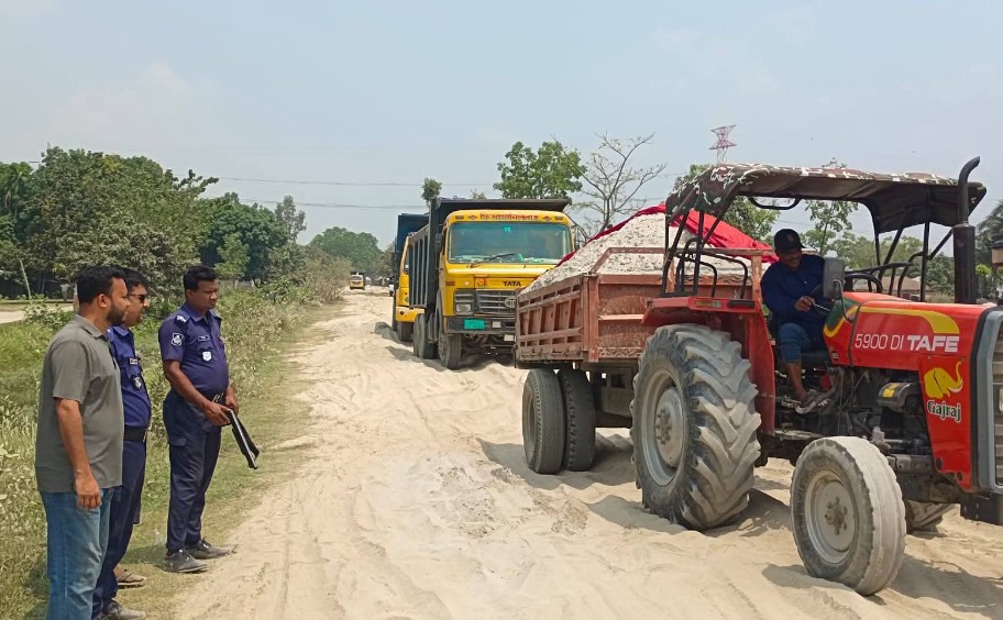 ভেড়ামারার ফেরিঘাটে অবৈধ বালু উত্তোলন বন্ধে প্রশাসনের অভিযান