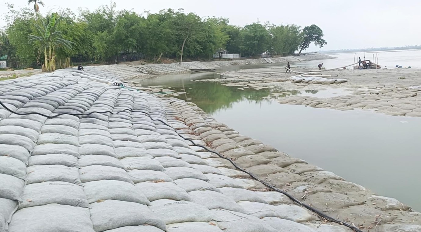 রাজারহাটে তিস্তার ভাঙন রোধে জিও ব্যাগ ডাম্পিংয়ে নদী তীরের মানুষের স্বস্তি