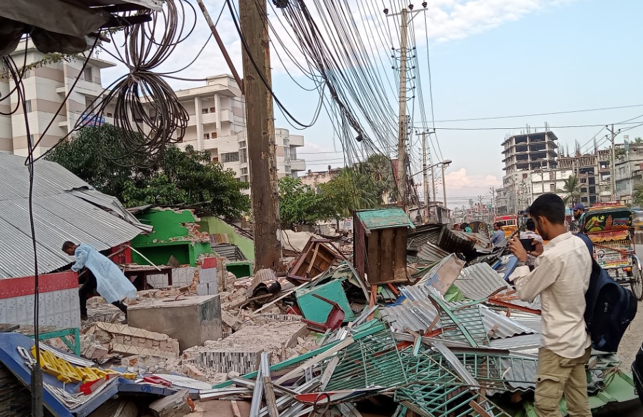 বরিশালে মহাসড়কের পাশে থাকা অবৈধ স্থাপনা উচ্ছেদ অভিযান