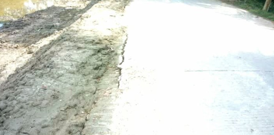 কেশবপুরে কাজ শেষ হওয়ার আগেই সড়কে ফাটল, নিম্নমানের কাজের অভিযোগ
