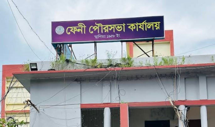 ফেনীতে উন্নয়ন প্রকল্পের দরপত্র নিয়ে দ্বন্দ্বে পৌর প্রকৌশলীর দপ্তরে বিএনপি নেতার ভাঙচুর