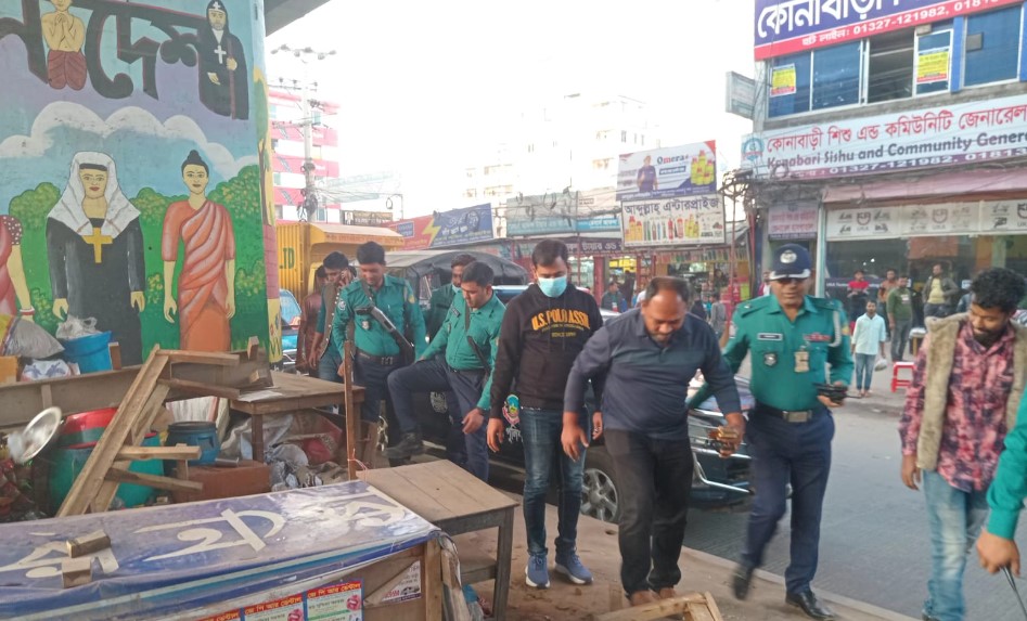 কোনাবাড়ীতে ফুটপাত দখলমুক্ত করে পুলিশি অভিযান