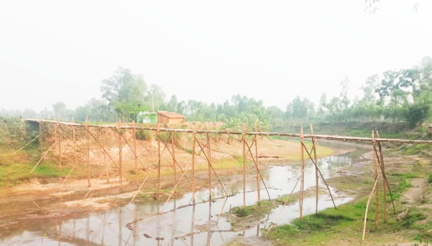 ২৫ হাজার মানুষের যাতায়াতের ভরসা বাঁশের সাঁকোটি, ৫৩ বছরেও হয়নি স্থায়ী সেতু