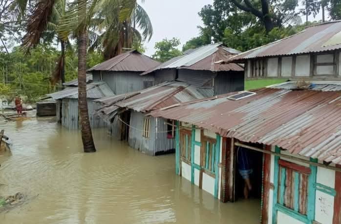 নিম্নচাপের প্রভাবে ভয়াবহ জোয়ারে গলাচিপা পানির নিচে, জনজীবন বিপর্যস্ত