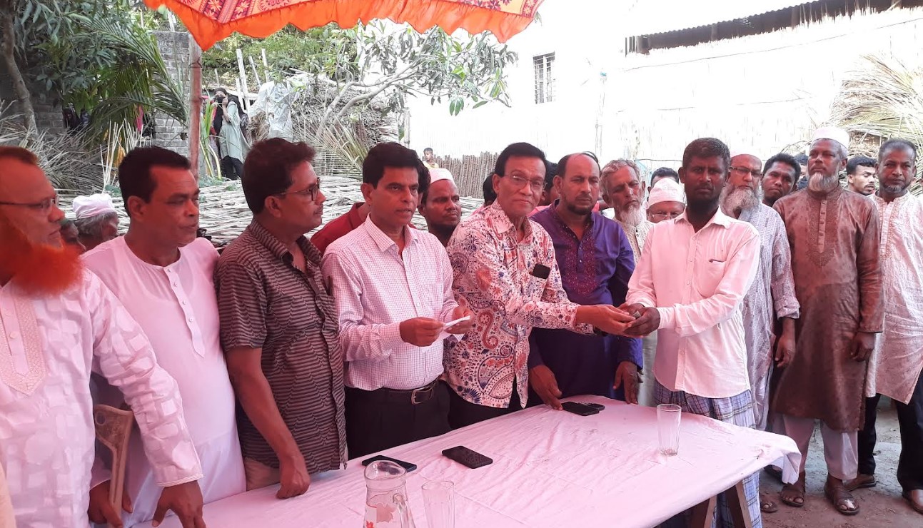 সালথায় হামলায় ক্ষতিগ্রস্ত বিএনপি নেতা-কর্মীদের মাঝে আর্থিক সহায়তা প্রদান