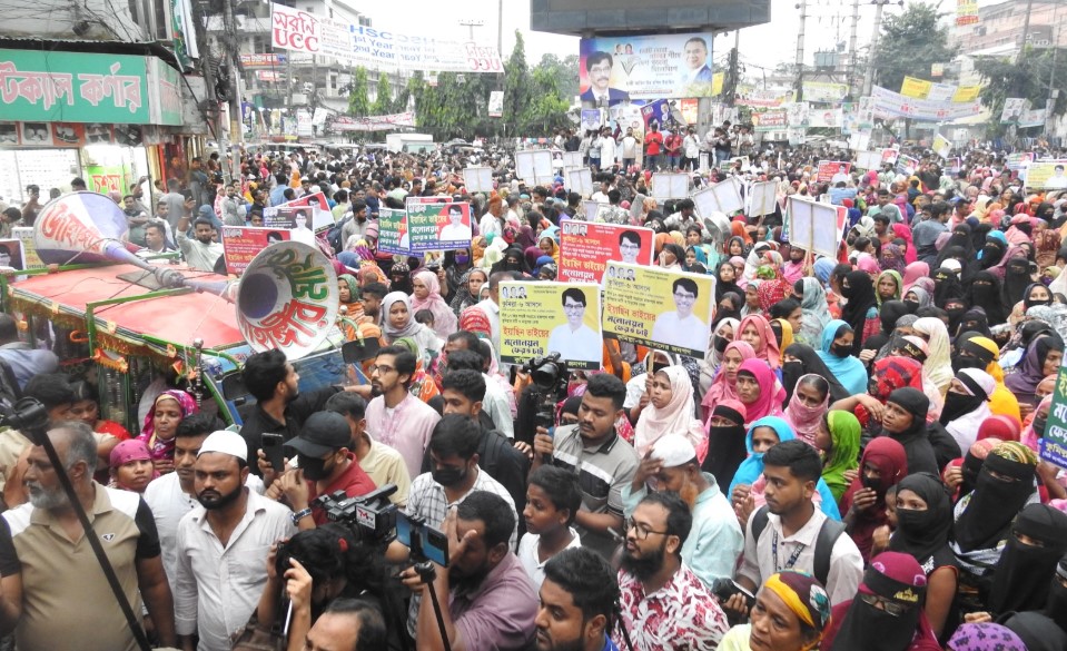 কুমিল্লা-৬ আসনে হাজী ইয়াছিনের মনোনয়ন দাবিতে নারীদের বিশাল বিক্ষোভ