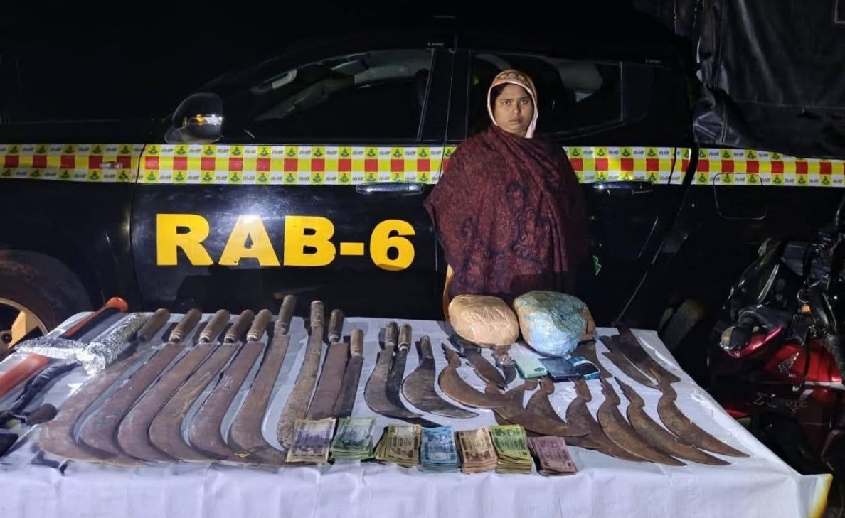 হরিণাকুণ্ডুতে গাঁজা ও দেশীয় অস্ত্রসহ নারী গ্রেপ্তার