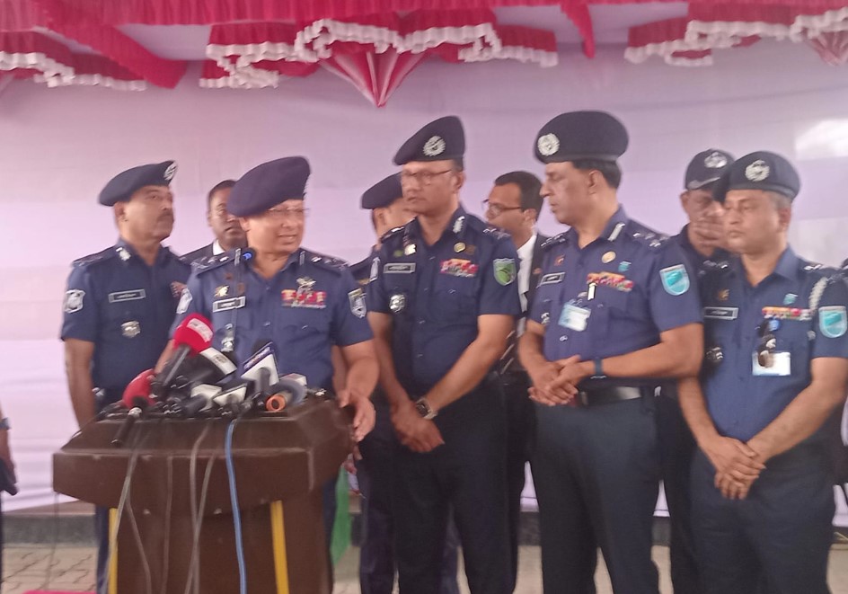 ফিটনেসবিহীন ও মেয়াদোত্তীর্ণ পরিবহন সড়কে চললে ব্যবস্থা : গাজীপুরে আইজিপি