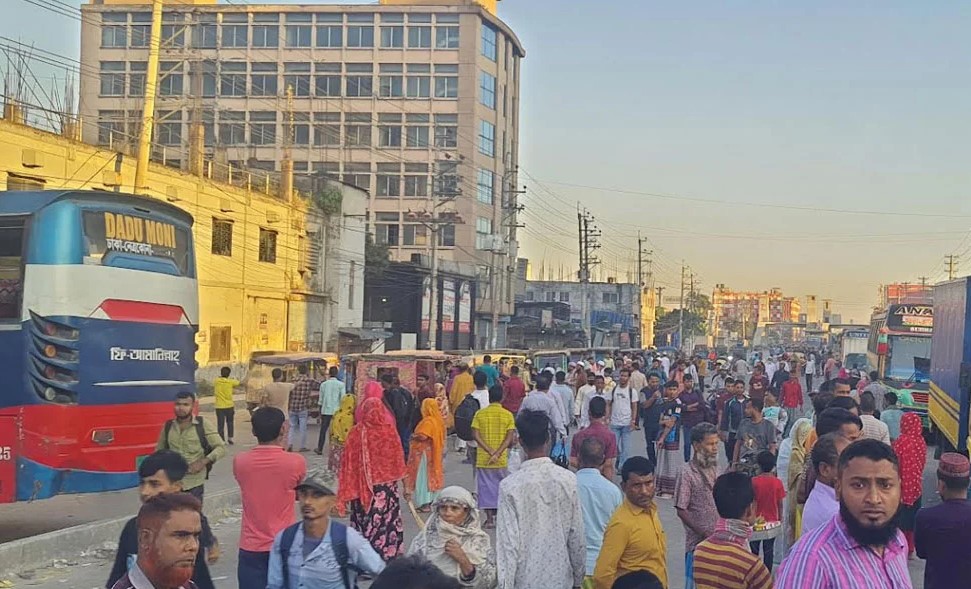 গাজীপুরে বেতন-বকেয়ার দাবিতে ঢাকা-ময়মনসিংহ মহাসড়ক অবরোধ