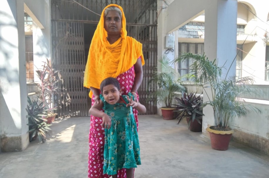 নালিতাবাড়ীতে মানসিক ভারসাম্যহীন নাতনিকে নিয়ে বিপাকে নানি, চিকিৎসায় সহায়তা প্রার্থনা