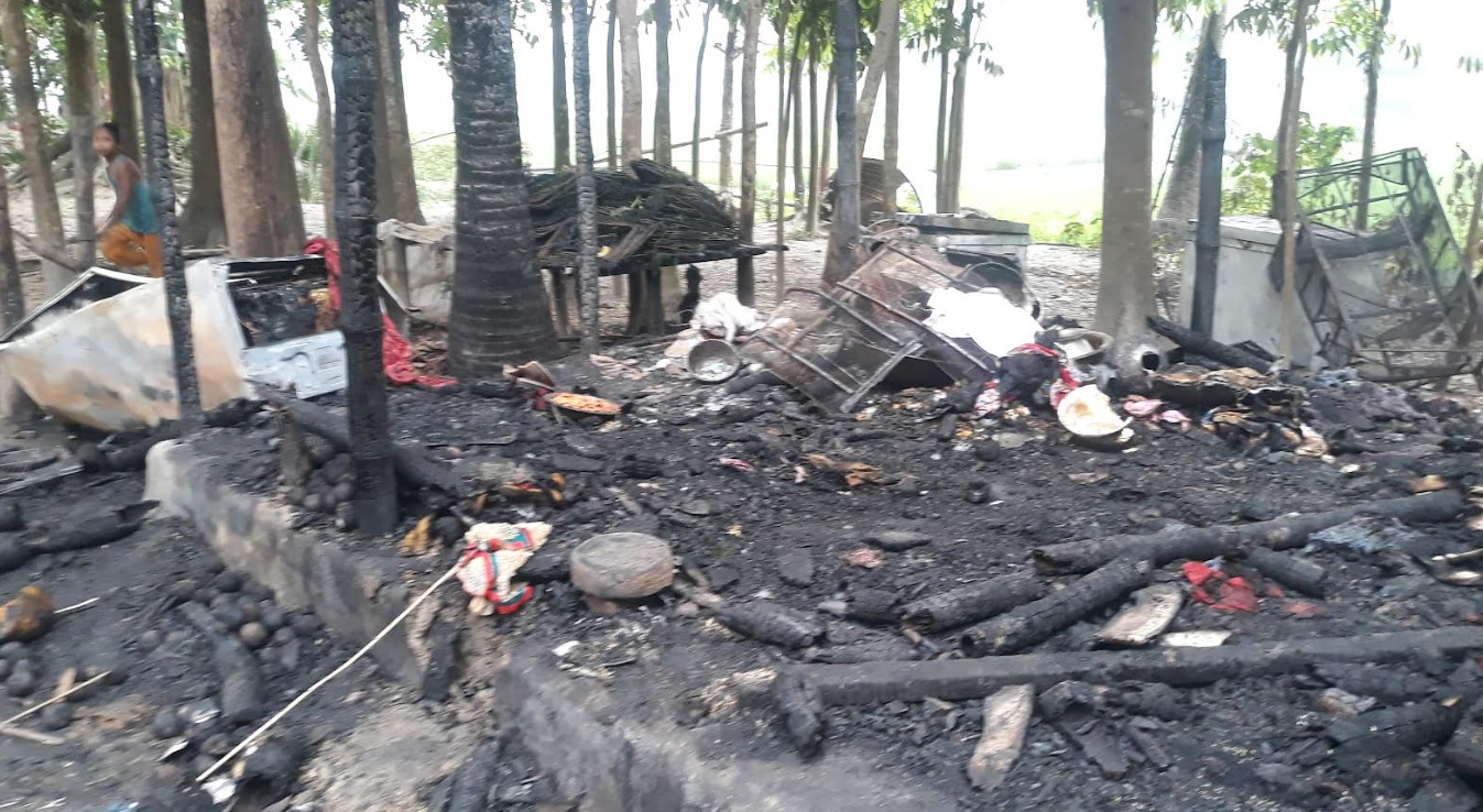 সালথায় অগ্নিকাণ্ডে নিঃস্ব জেলে পরিবার