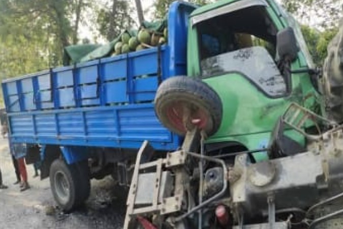 পত্নীতলায় পিকআপ ট্রাক সংঘর্ষে নিহত ১