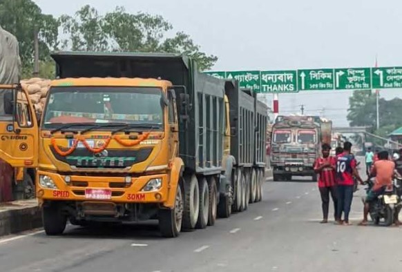 বন্ধের পর ভূটান থেকে বাংলাবান্ধা বন্দরে আমদানি এলো পাথর