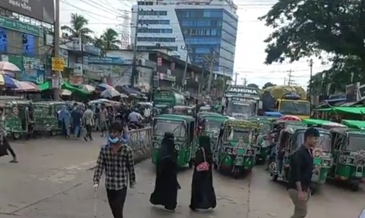 নোয়াখালীতে যানজট নিরসন ও শৃঙ্খলা ফেরাতে কাজ করছেন ছাত্র-ছাত্রীরা