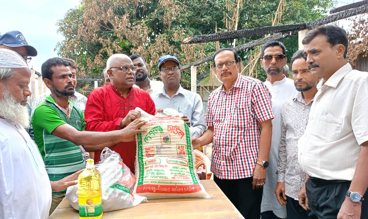 আগুনে পুড়ে সর্বস্ব হারানো জুয়েলের পরিবারের পাশে কুড়িগ্রাম জেলা চর উন্নয়ন কমিটি