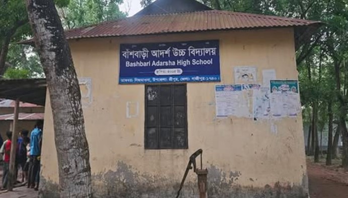 শ্রীপুরে দাওয়াত না পেয়ে স্কুলে হামলা ও তালা, এসএসসি বিদায় অনুষ্ঠান পণ্ড