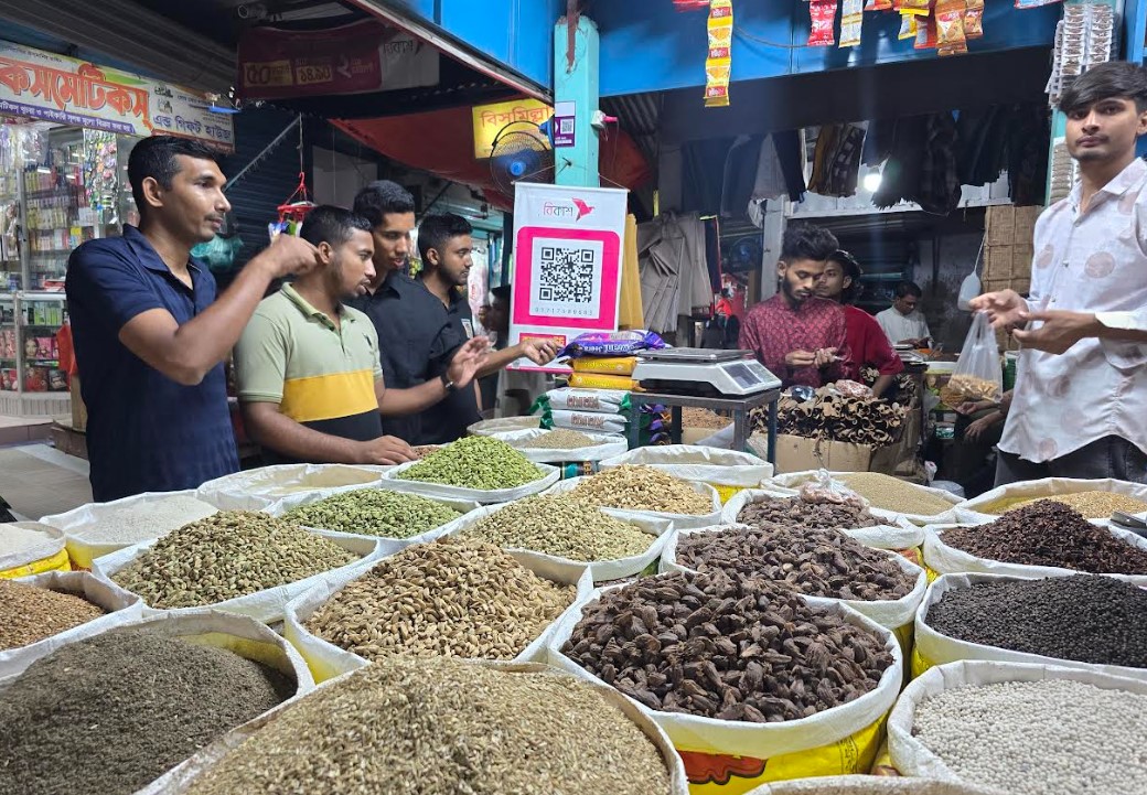 ঈদুল আজহা উপলক্ষে হিলি বাজারে মসলার ধুম, দাম কমায় স্বস্তিতে ক্রেতারা